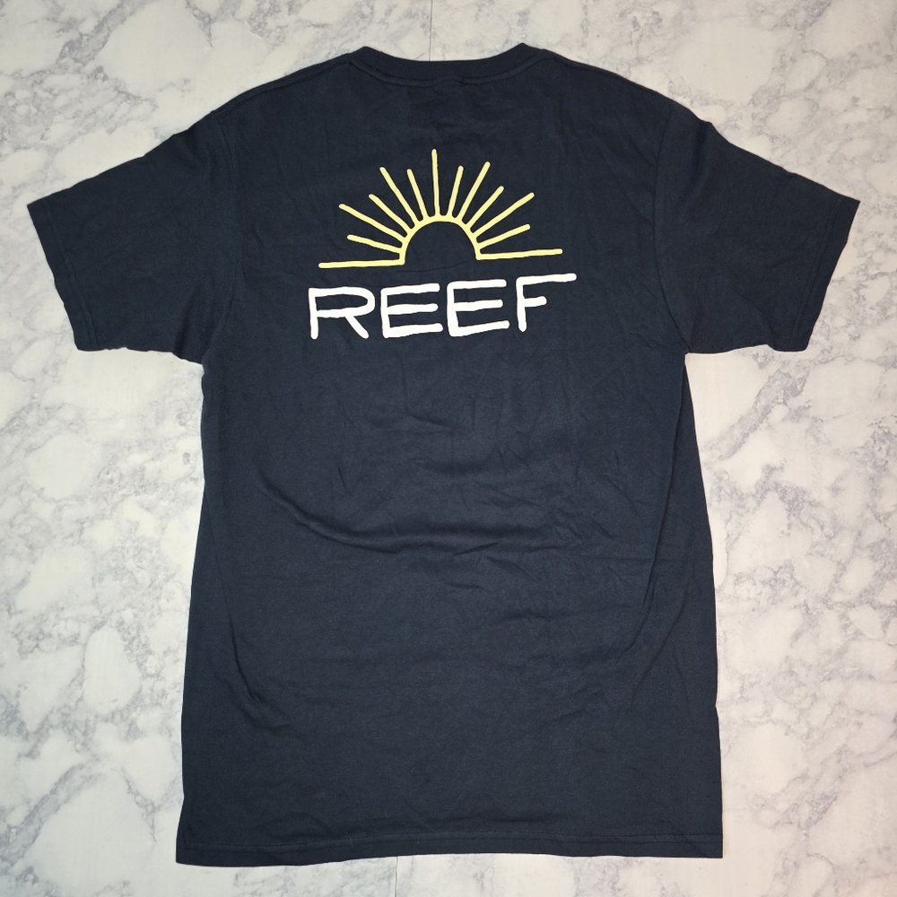 Reef Navy Graphic Tee NWOT Medium Blue and Yellow Short Sleeve Tee